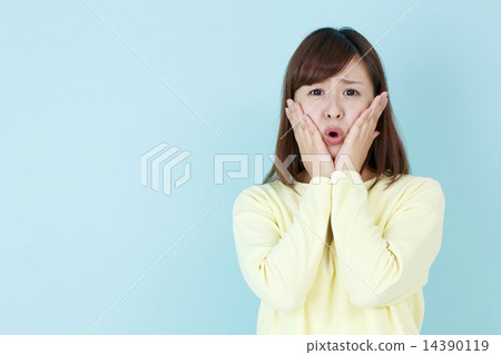 一個臉上帶著困擾的女人 一個臉上帶著困擾的女人 14390119