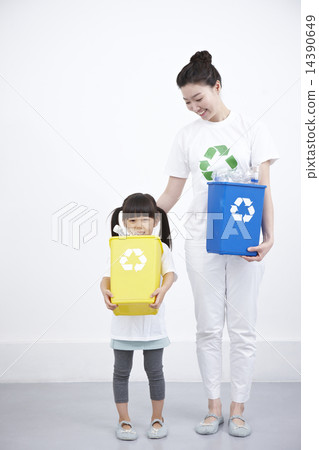 Moms and daughters 14390649