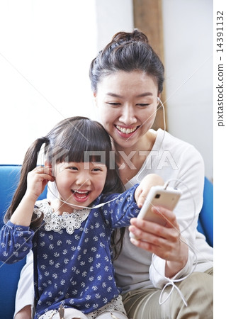 女孩和母親 女孩和母親 14391132