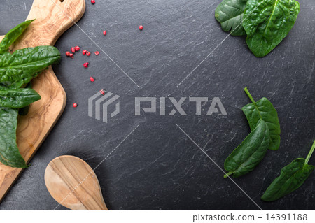 fresh spinach 14391188