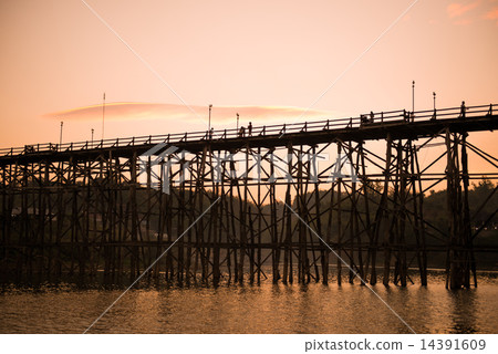 The wooden bridge  14391609