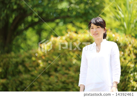 Middle-aged female 14392461