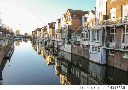 Canal embankment in the Dutch town of Gorinchem 14392886
