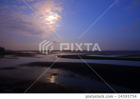 Moon view of tideland 14393754