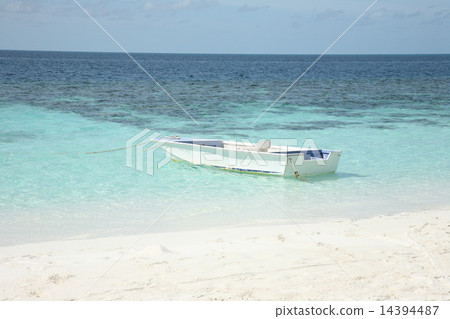 The sea of Maldives The sea of Maldives 14394487