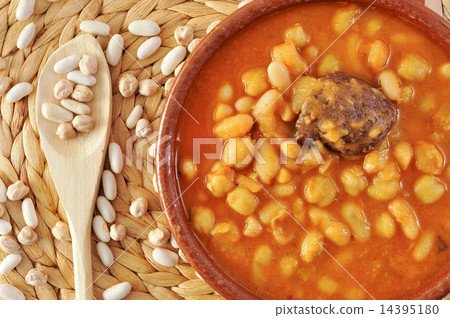 potaje de judias y garbanzos, a traditional spanish legume stew 14395180
