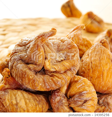 dried figs dried figs 14395256