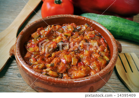 spanish pisto, a typical vegetables stew 14395409