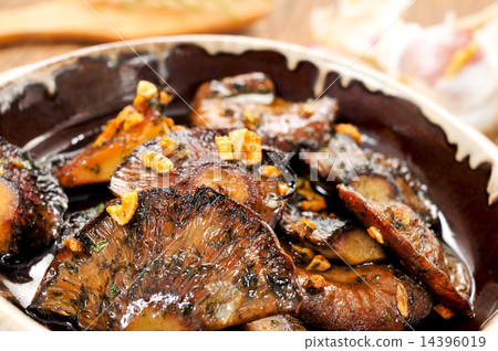 rovellons or niscalos, typical autumn mushrooms of Spain, sautee 14396019