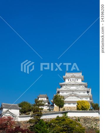 Himeji castle in autumn Himeji castle in autumn 14396200
