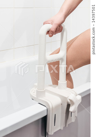 hand holding the handrail 14397501