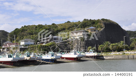 Landing fishing boat 14400191