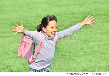Girls running on the lawn square (school bags, spring) 14400314