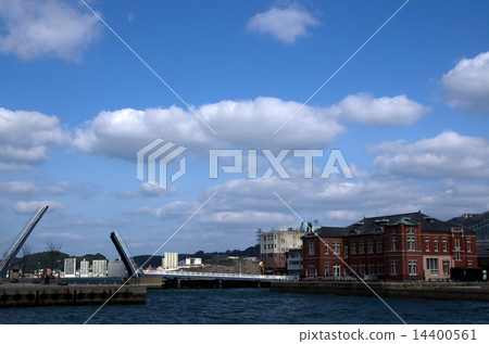 Mojiko Port Condition in which the bridge of the retro district went up and the old moon customs Mojiko Port Condition in which the bridge of the retro district went up and the old moon customs 14400561