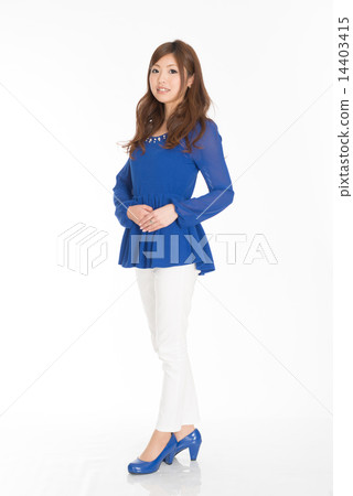 一位20多歲的年輕女士 一位20多歲的年輕女士 14403415