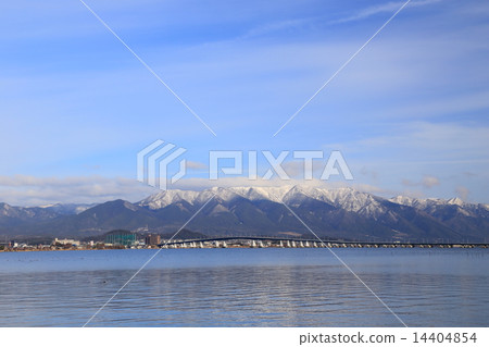 琵琶湖橋和雪化妝Hirafara山區 14404854