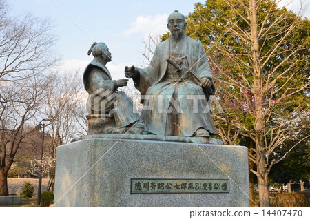 “Tokugawa Yoshiaki（右）Shichiro Mako（Keiki Ko）（左）雕像”（茨城縣水戶市Senba Park / Chiba Town） 14407470