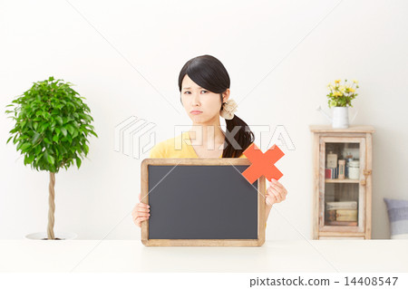 帶有留言板的十字標記的女人 14408547