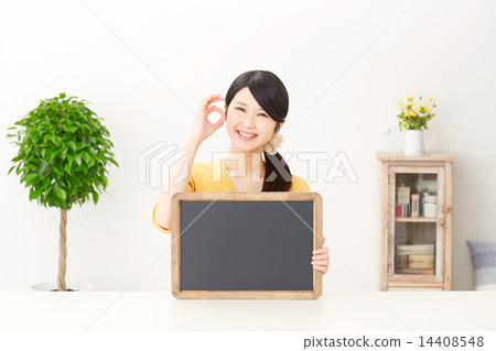 拿著留言簿和簽字的婦女好 14408548