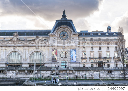 Orsay Museum seen from Paris Seine river 14409097