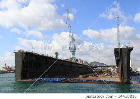 在神戶灣遊輪上看到的浮動碼頭 14410816