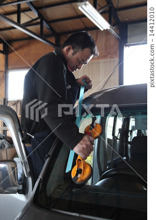 Car Maintenance Windshield replacement repair 14412010