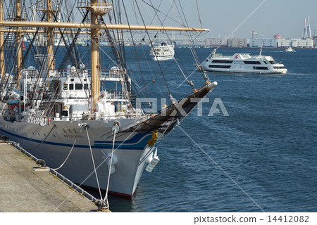 Nihon Maru和觀光船在橫濱港口停靠 14412082