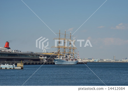 Yokohama Port Great Pier seen from Yamashita Park and Nippon Maru 14412084