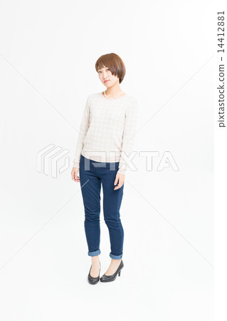 牛仔布和毛線衣的一個逗人喜愛的女孩 14412881