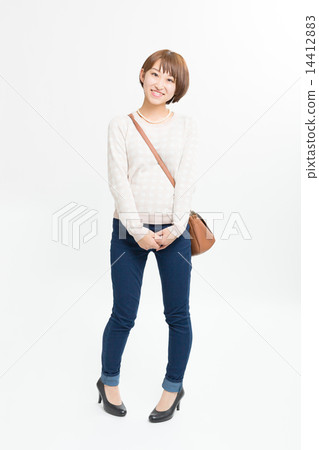 牛仔布和毛線衣的一個逗人喜愛的女孩 14412883