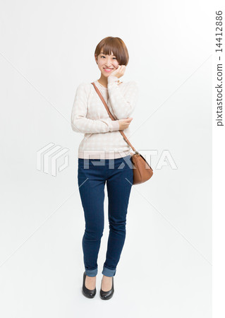 牛仔布和毛線衣的一個逗人喜愛的女孩 牛仔布和毛線衣的一個逗人喜愛的女孩 14412886