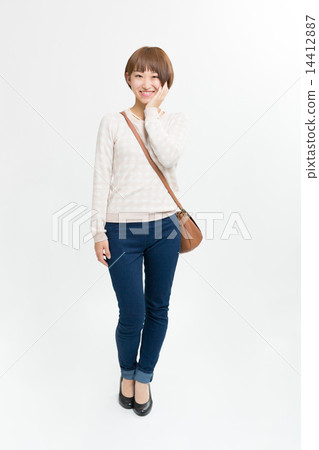 牛仔布和毛線衣的一個逗人喜愛的女孩 牛仔布和毛線衣的一個逗人喜愛的女孩 14412887