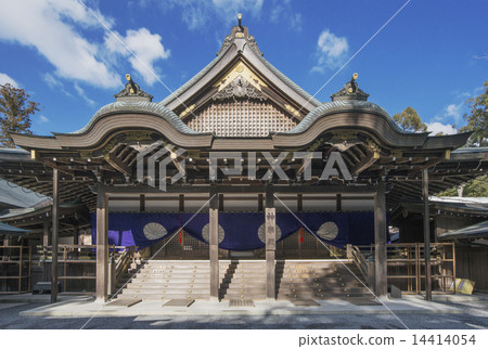 伊勢神宮景色：內宮的神樂殿，坡屋頂建築，歷史建築，神聖的舞蹈，祈禱。 14414054