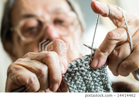 Close up of the hands of an elderly woman knitting Close up of the hands of an elderly woman knitting 14414462