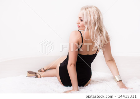 woman sitting on the flore 14415311