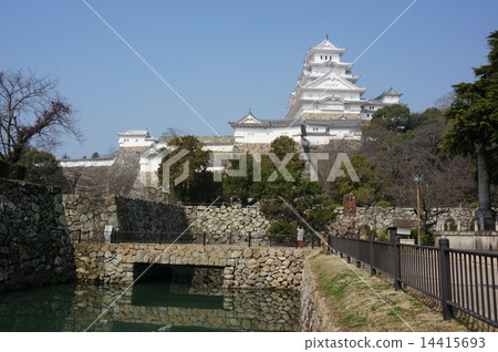 Watch the world heritage "Himeji Castle" which finished major repair of Heisei from the east side 14415693