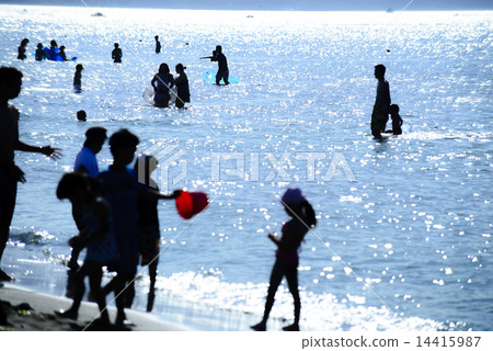 A sea bathing customer's silhouette 14415987