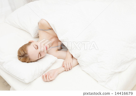 睡覺的年輕白人婦女 14416679