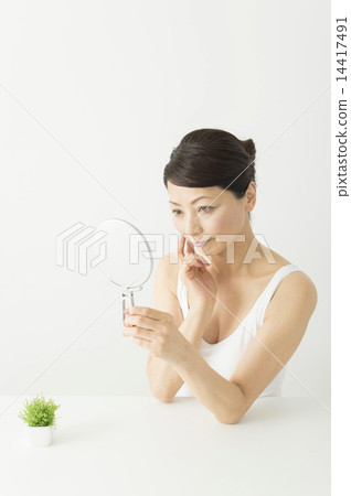 Image of middle-aged women who suffer from skin problems 14417491