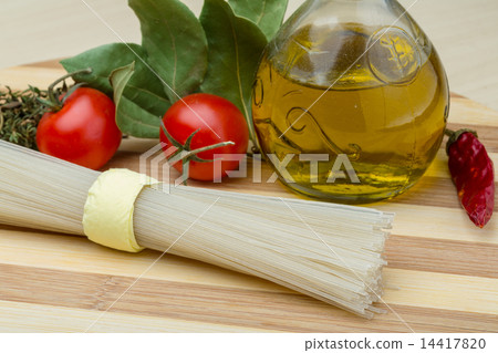 Raw rice spaghetti 14417820