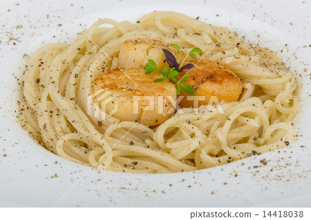 Pasta with scallops 14418038