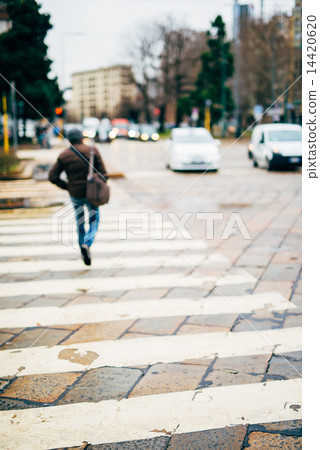 blurred city and people urban scene 14420620