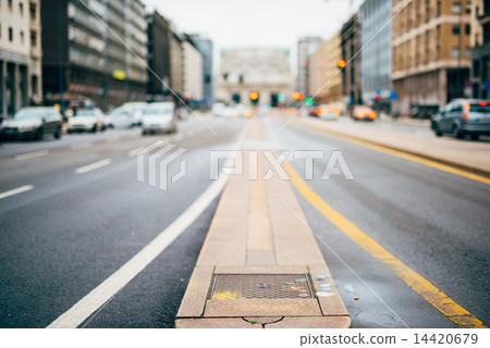 blurred city and people urban scene blurred city and people urban scene 14420679