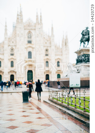 blurred city and people urban scene 14420729