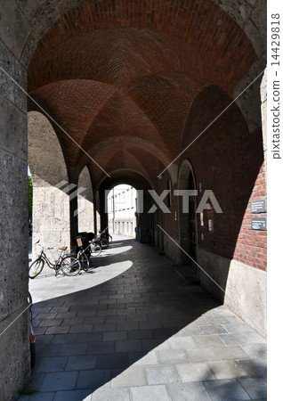 Entry arch to the old town of Munich, Germany Entry arch to the old town of Munich, Germany 14429818