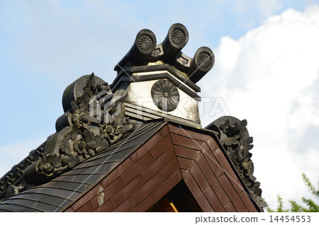 The roof of the Gyo-jinja shrine / hall of worshipers (Karasuma-ku Karasumadoraga Choshima-cho Minoru Sakura Tsuru-cho) 14454553