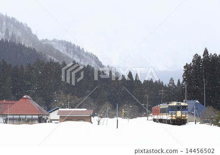 Ban overpass line in winter Ban overpass line in winter 14456502