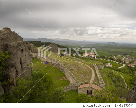 stone wall, grass, cliff 14458047