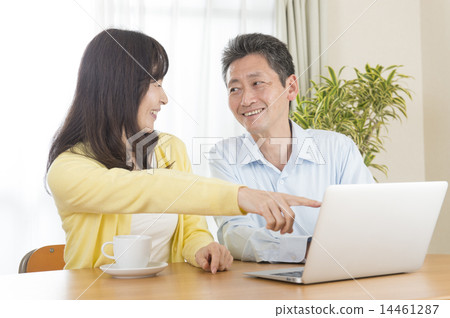 中間的一對 14461287