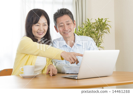 中間的一對 14461288